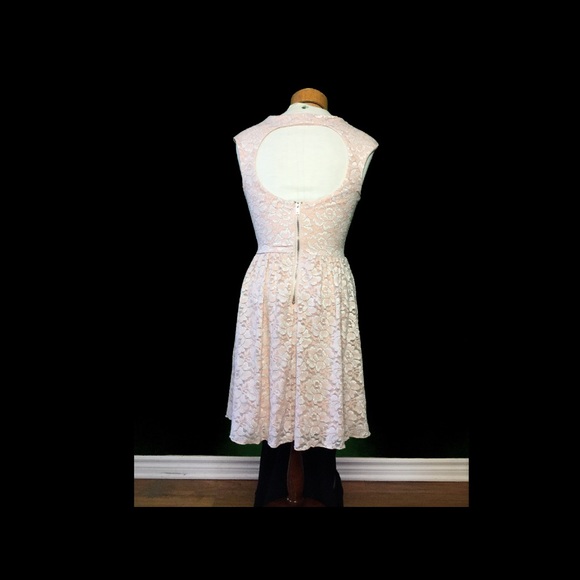 Elegant Soft Pink Dress - Picture 2 of 4